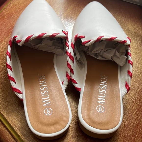 NWT MUSSHOE Red and white Mules for Women Slip On Pointed Toe Sz 9 Loafers Flats - Picture 6 of 9